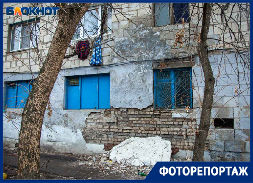 Разрушенные стены, прогнившие крыши и дыры в фасаде: как выглядят жилые дома в Волжском