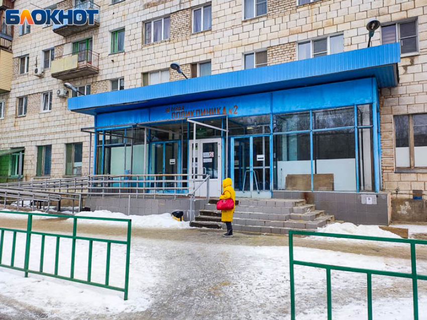 Медучреждения Волжского переходят на особый режим работы в праздники: как попасть к врачу