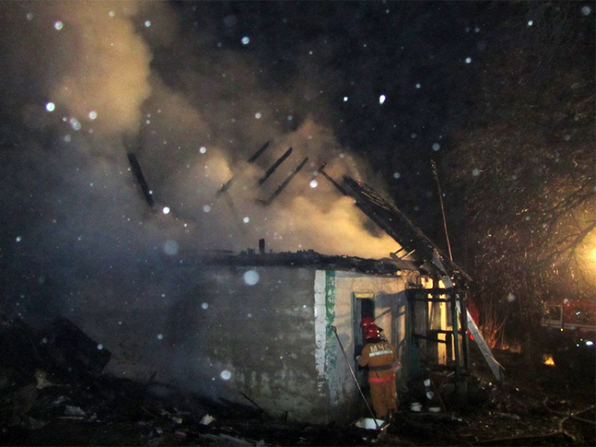 Под Волгоградом при пожаре в частном доме заживо сгорела целая семья