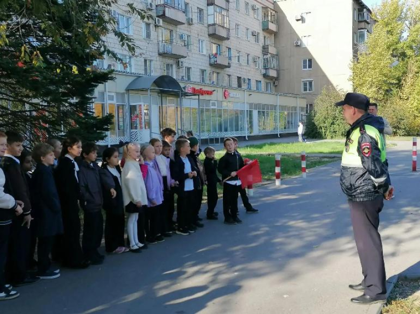 В Волжском первоклассников научили переходить дорогу