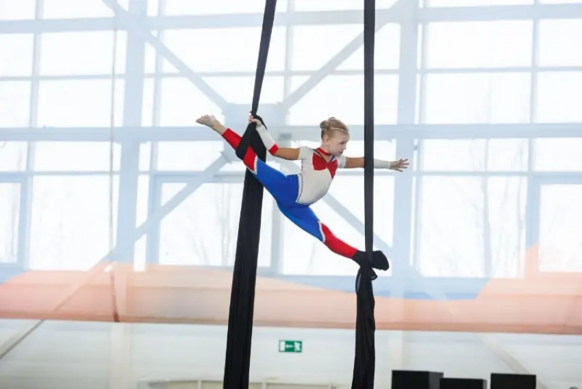 Волжская команда собрала коллекцию медалей на историческом чемпионате области по воздушной гимнастике