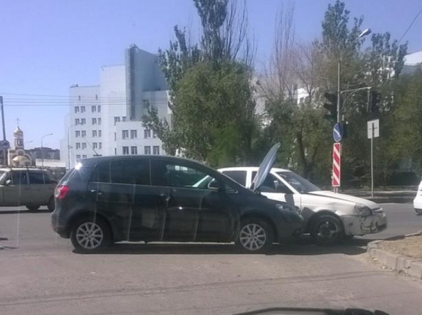 Автомобилисты не поделили дорогу у ТЦ в Волжском