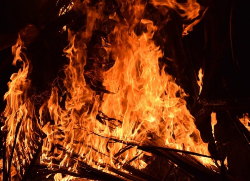 Человек и дом в огне: в Волжском устанавливают причину пожара