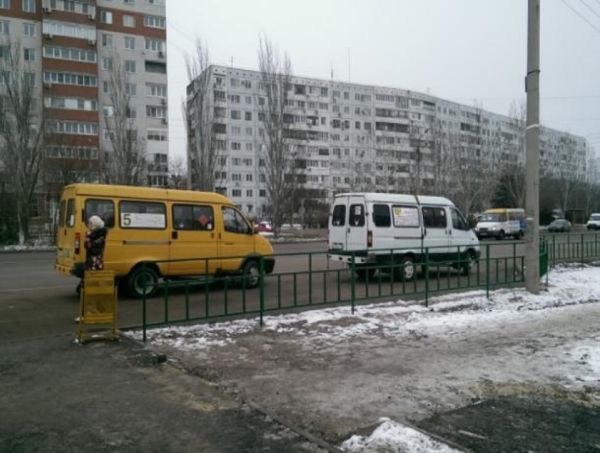 Волжане попросили убрать турникетные ограждения на улице Карбышева