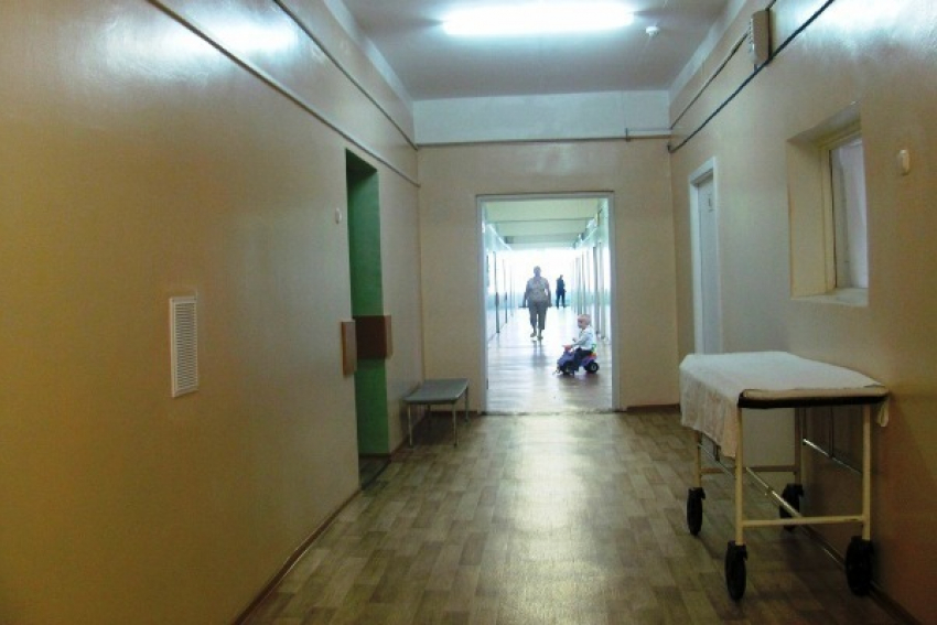 Волжанке, чей сын поскользнулся на рвоте в коридоре больницы, предложили самой вымыть пол