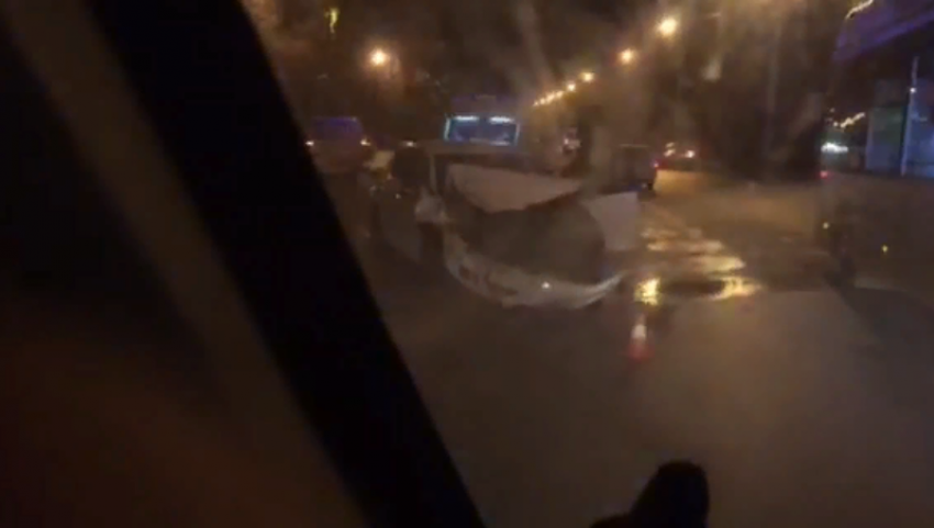 На видео попала жесткая ночная авария в Волжском: есть пострадавшие