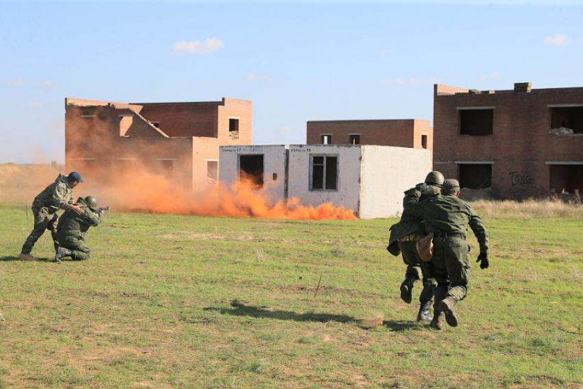 Губернатор побывал на Прудбое, где готовят мобилизованных из Волжского и области