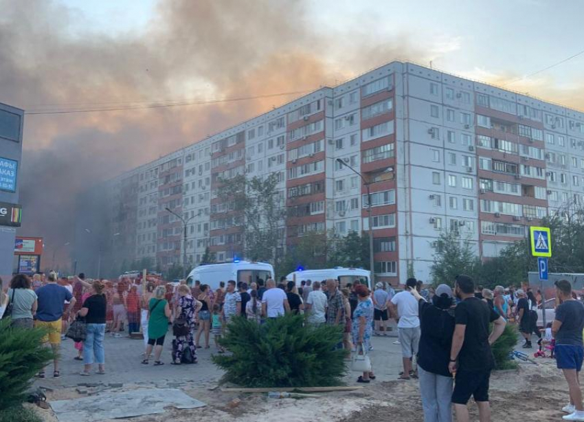 Жителей соседнего от пожара дома забирают в пункты временного содержания в Волжском 