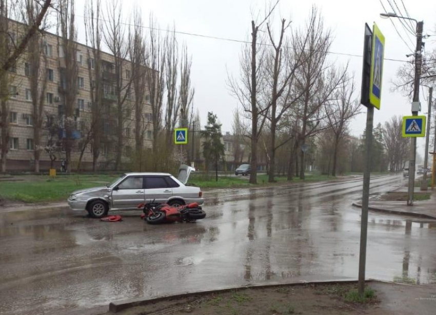 14 апреля 2018. Машина на дороге в городе. Перекресток в городе. Волгоград ДТП В Волжском.