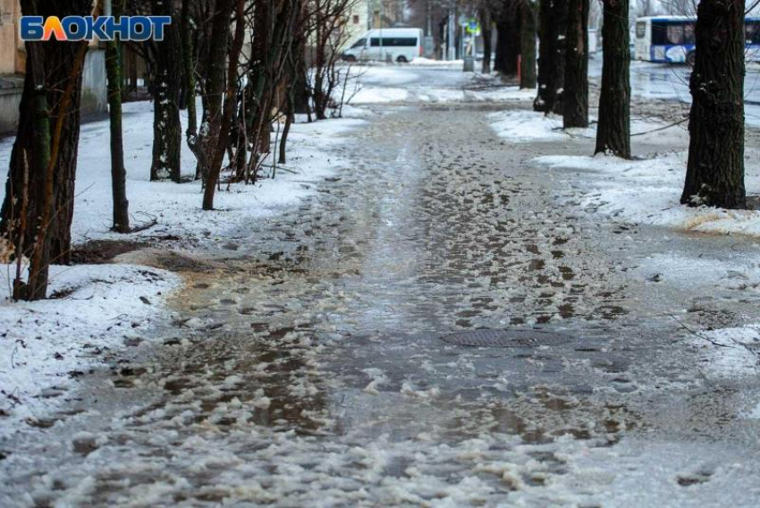 Тоннами соли и песка закупаются в Волжском: как готовятся к зиме в регионе