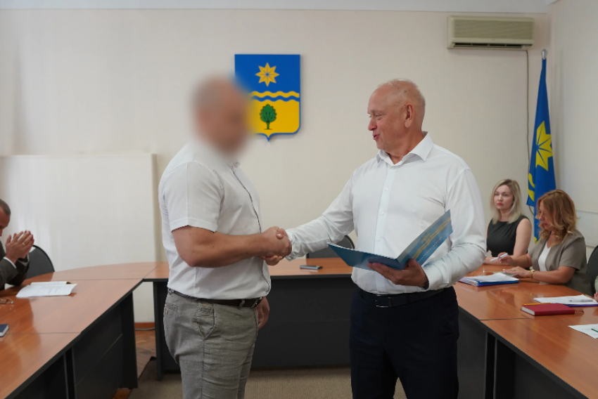 Глава Волжского вручил благодарность начальнику уголовного розыска