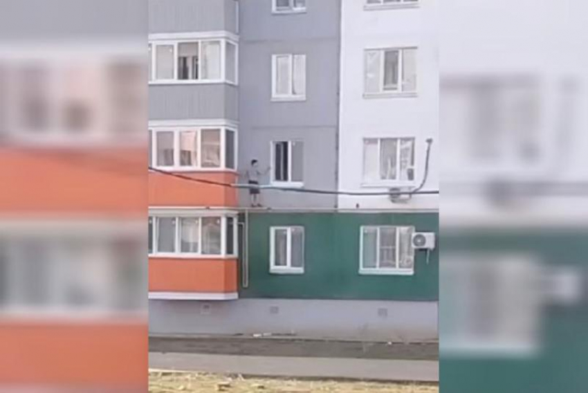 «Я уже большой»: в Волжском семиклассник выкидывает вещи из окна и пугает прохожих опасными трюками