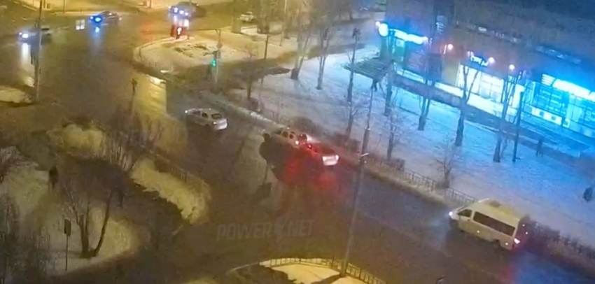 «Водила» без тормозов: авария на светофоре в Волжском попала на видео