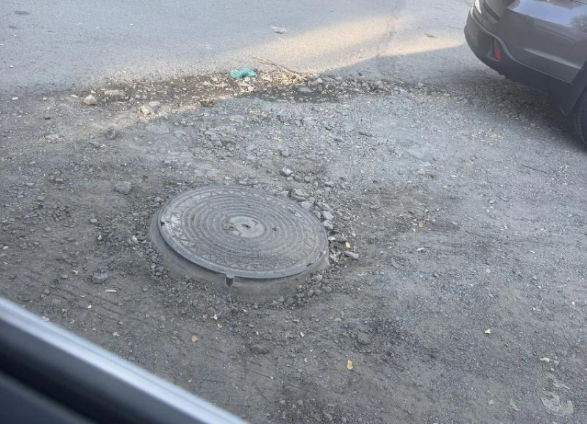 В Волжском оперативно устранили опасность возле школы № 17