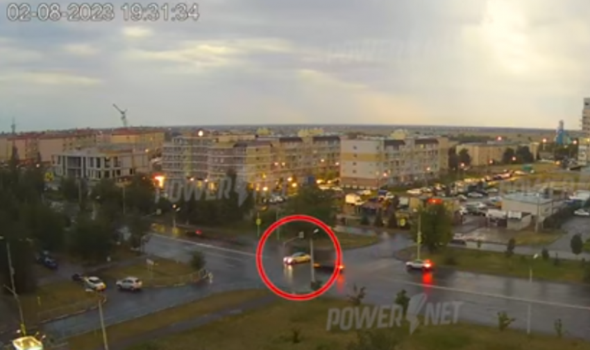 4 человека в больнице: полет БМВ по мокрой дороге попал на видео в Волжском