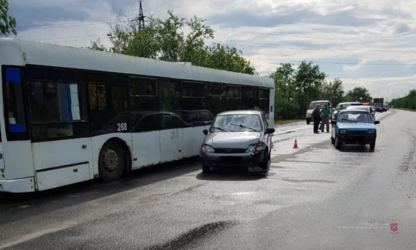 Лихач хотел впечатлить подруг, но не справился с управлением и отправил их в больницу в Волжском