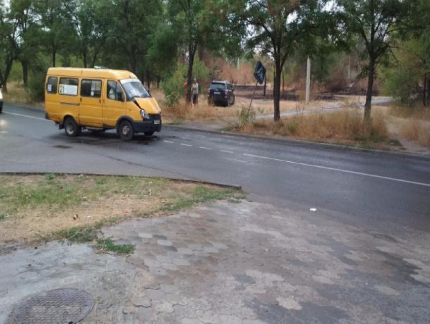 ﻿В столкновении маршрутки и «Субару» в Волжском травмы получили пенсионерка и двое малышей 