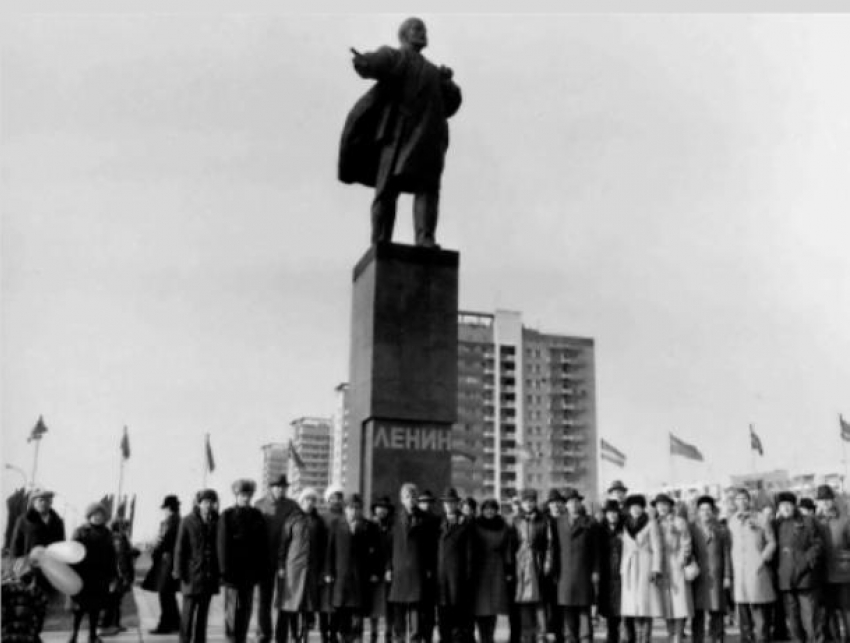 Волжскому Ленину уже тридцать пять лет