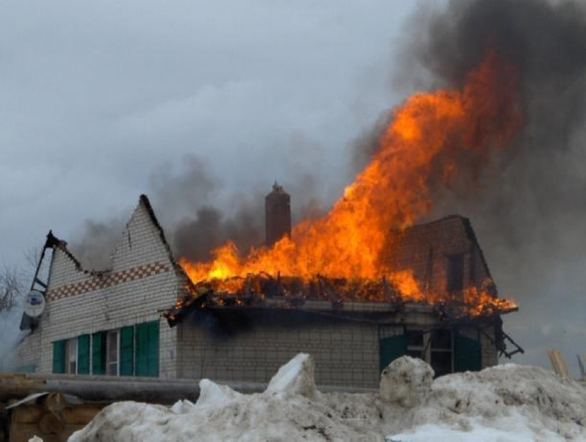 В Ленинском районе вспыхнул дом на двух хозяев