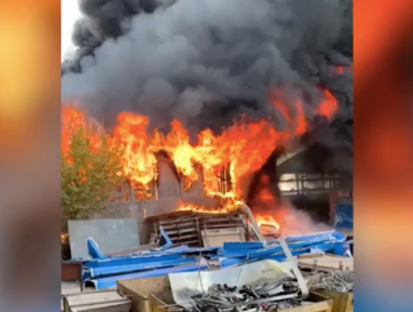 «Тушили всем заводом»: на территории «Волгобаса» загорелся мусор