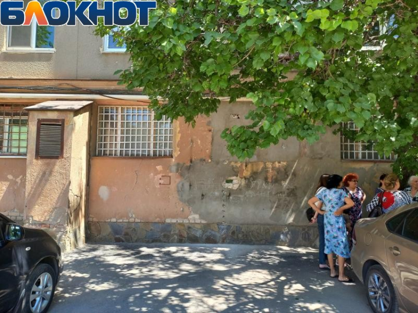 Жители Волжского отбились от сооружения негабаритных ворот для нового магазина