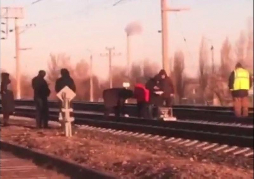 Поезд сбил насмерть волгоградца: видео от очевидцев
