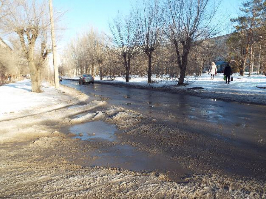 Из-за снежной каши на дорогах в Волжском произошло спорное ДТП