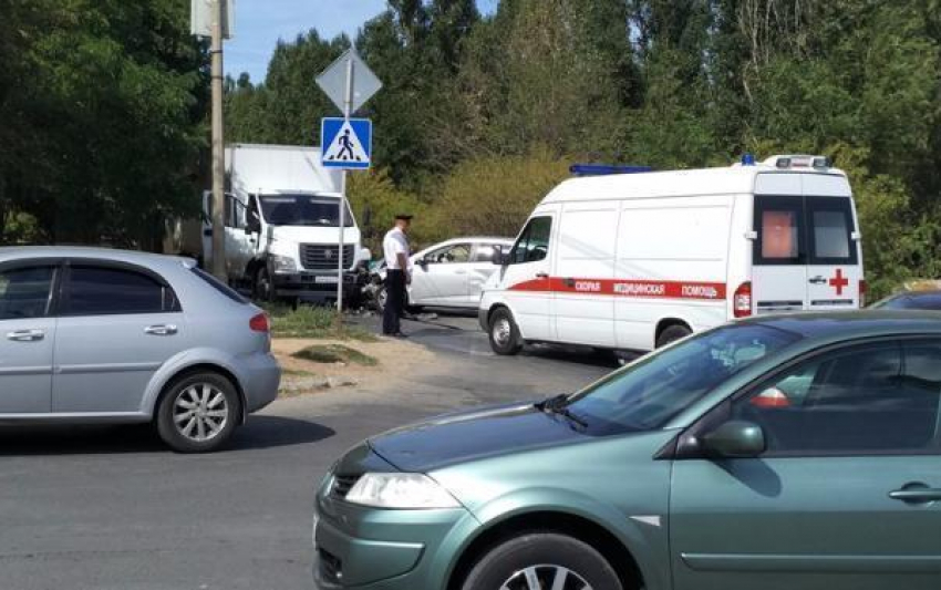 Автоледи на иномарке въехала в грузовой фургон в Волжском: есть пострадавшие 