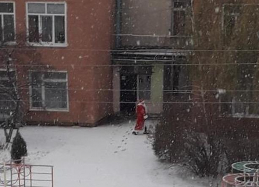 С первым снегом в Волжском появился Дед Мороз