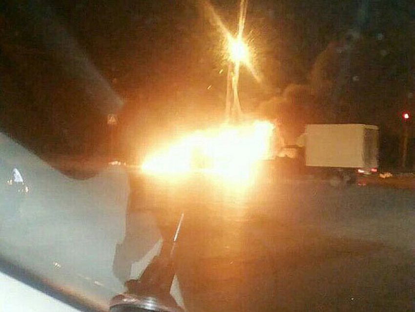 В Волжском очевидцы засняли на видео горящее авто