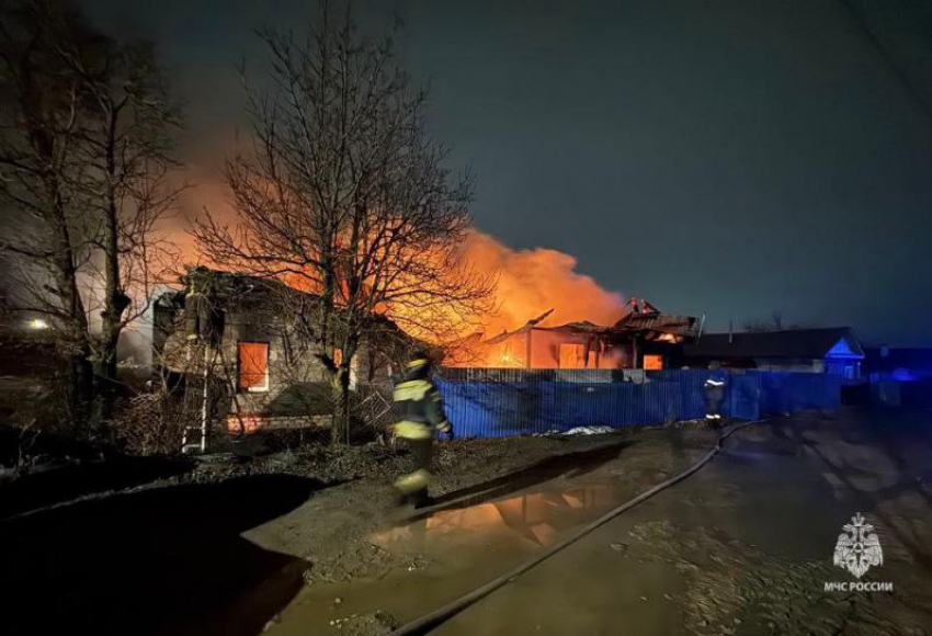 Четырехлетний ребенок погиб в огне, его родители — в реанимации: ночной кошмар в Волгоградской области