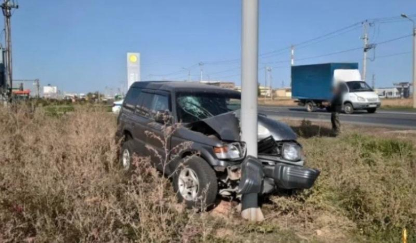 В Волжском Mitsubishi Pajero вылетел с дороги и врезался в рекламный щит