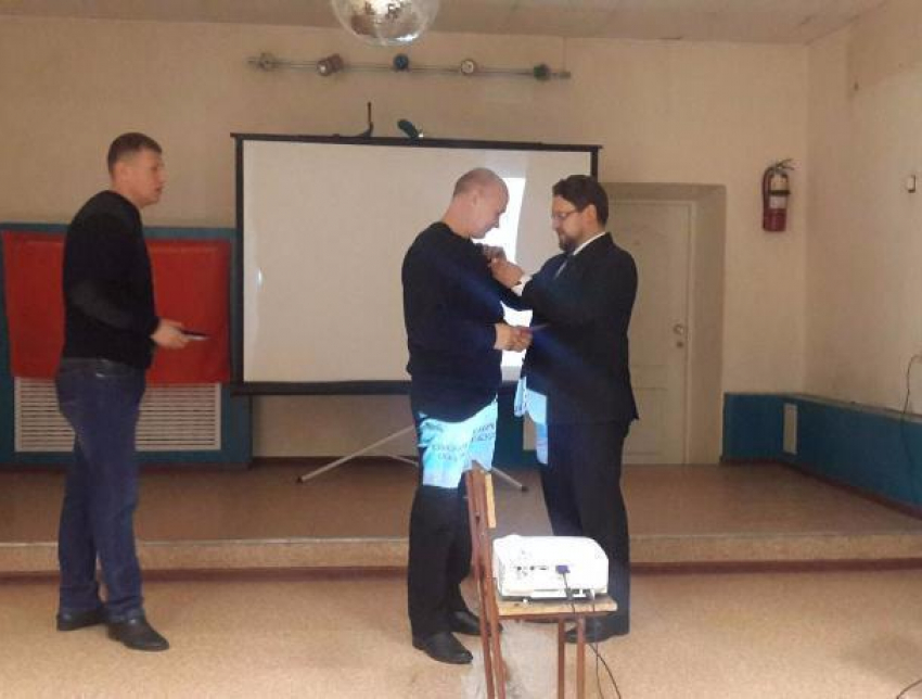 Тренеров Казачьего рукопашного боя в Волжском наградили медалями