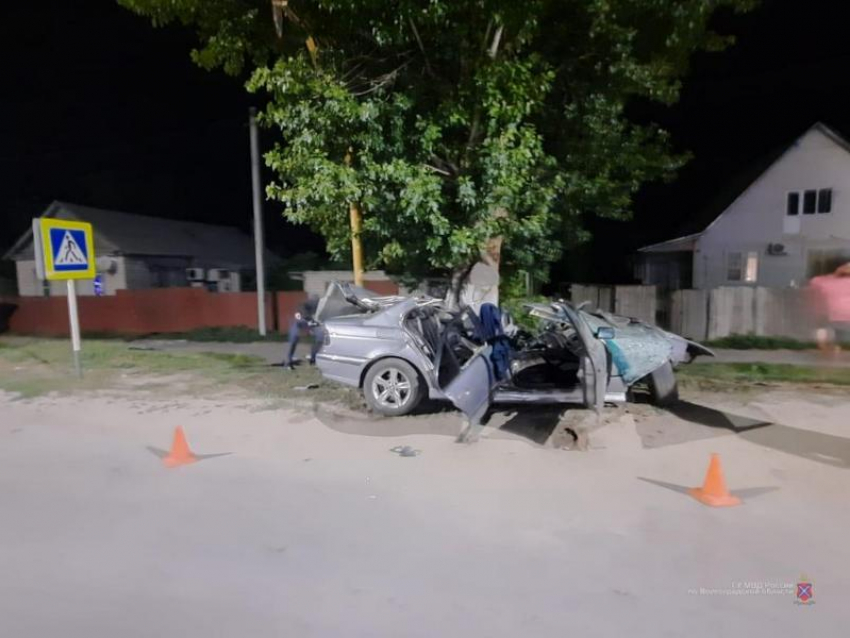 Скончался до приезда скорой: водитель BMW врезался в дерево после обгона в Волгоградской области