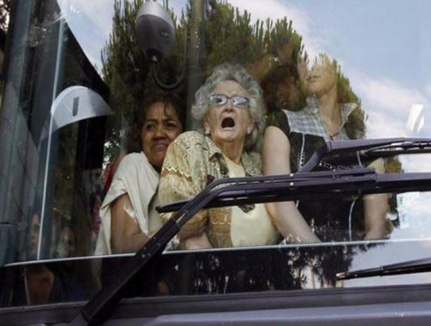 80-летняя бабушка получила травмы в автобусе, который «подрезал» лихач-пенсионер в Волжском