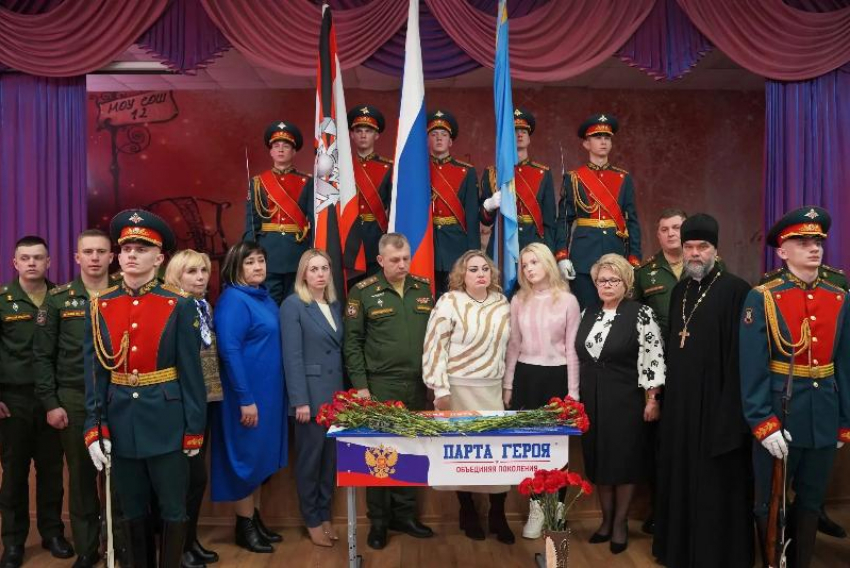 В Волжском увековечили память выпускника, отдавшего жизнь за Родину