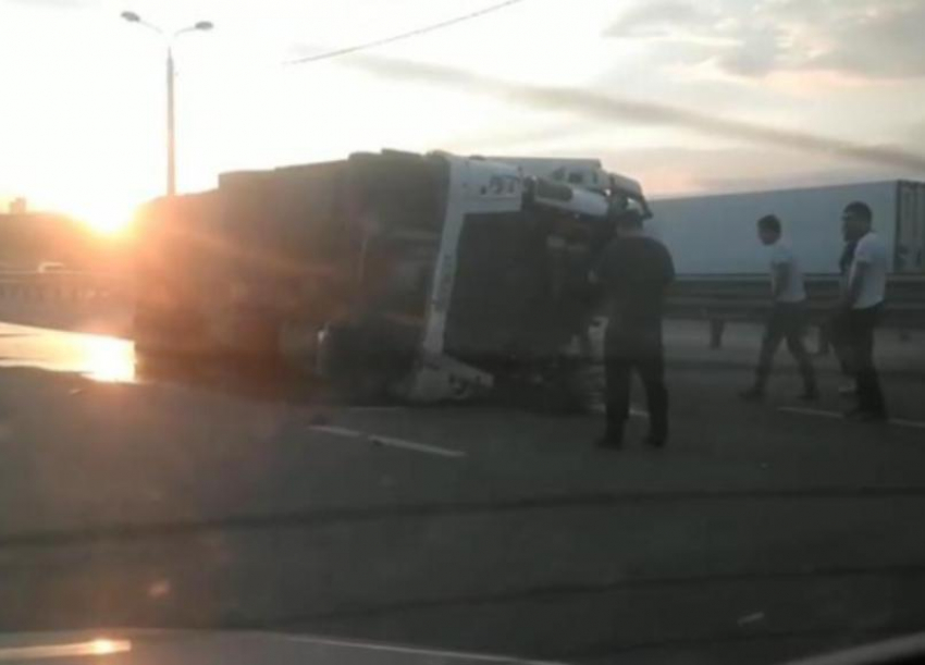 Фура перевернулась на Третьей продольной в Волгограде: видео очевидцев