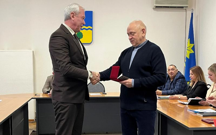 В Волжском вручили медали руководителям городских предприятий