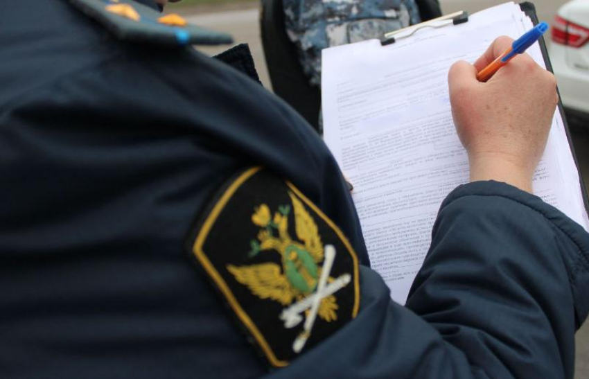 В Волжском судебные приставы начали изымать иномарки у неплательщиков налогов