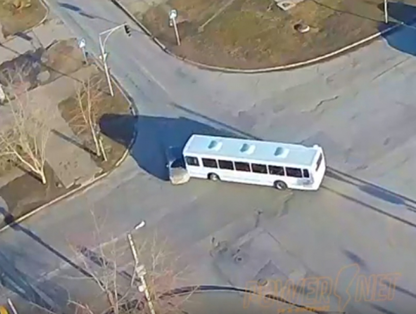 В Волжском сняли на видео, как пассажирский автобус таранит легковушку