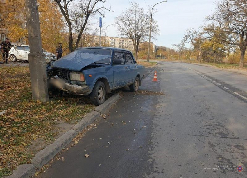 Автоледи на «Семерке» врезалась в столб в Волжском