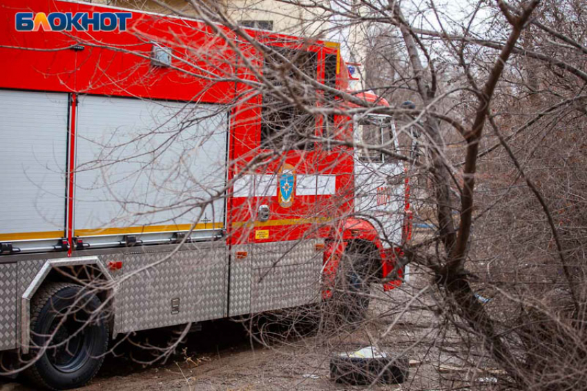 Дым над Волжским: источник запаха гари оказался в поселке Паромный