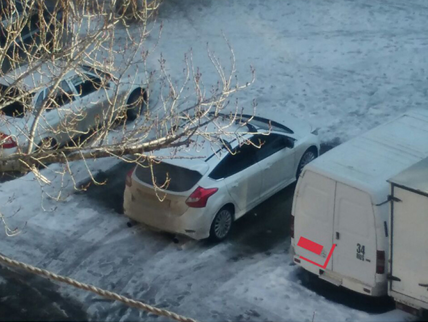 Эгоистичный автохам занял сразу два парковочных места в Волжском