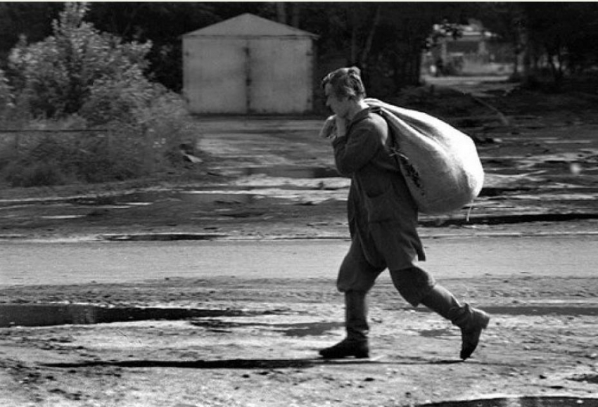 На севере Волгограда рецидивист пытался вынести из детсада раскладушку и столовые приборы