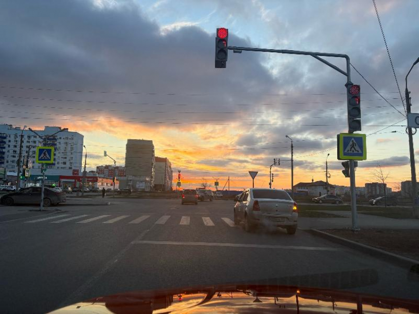 Долгожданный светофор начал работать на опасном перекрестке Волжского