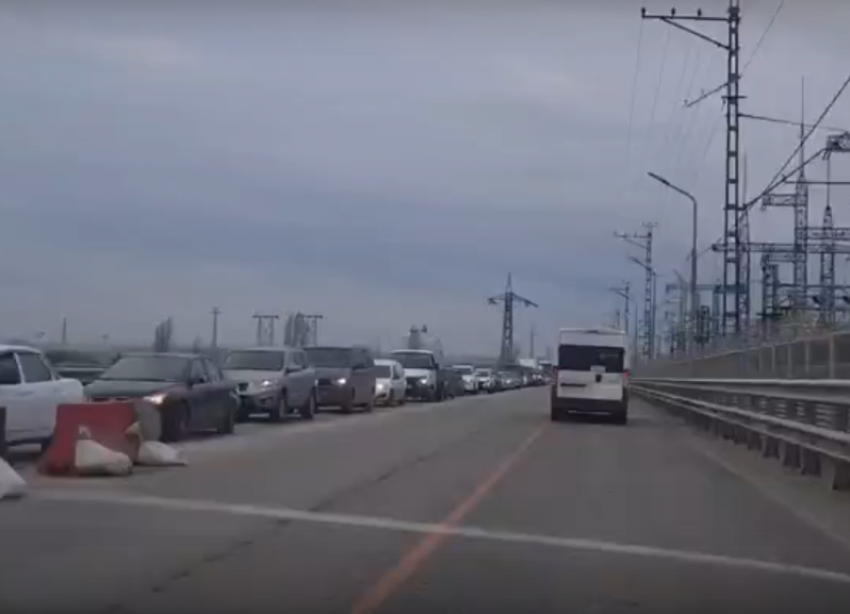Огромная пробка на Волжской ГЭС попала на видео: местные в ужасе
