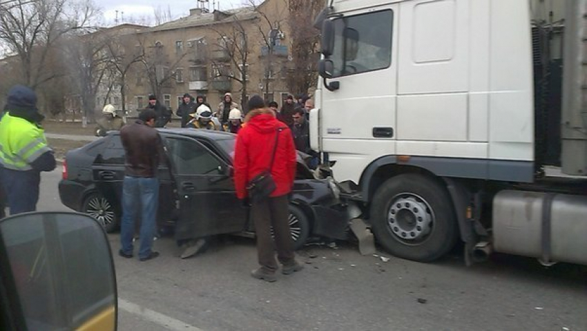 В Волгограде Лада Приора врезалась в фуру: двое погибших