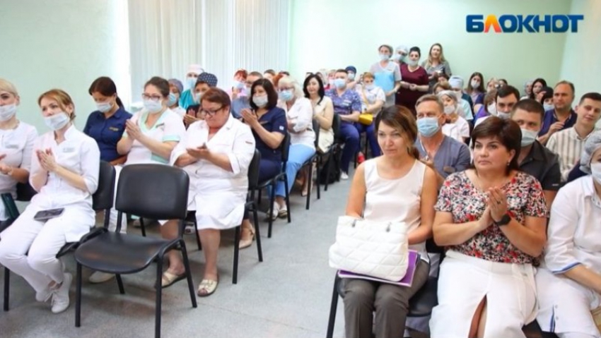 «На работу только с желанием»: в преддверии дня медработника в Волжском поздравили стоматологов: видео