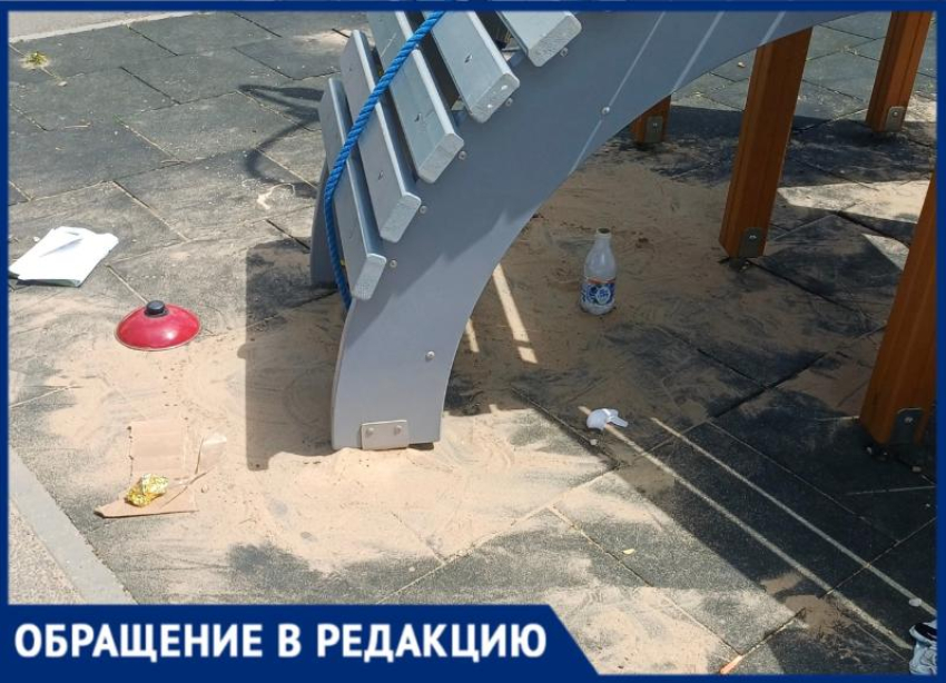 «Крик души»: жители Волжского пожаловались на мусор на новой детской площадке