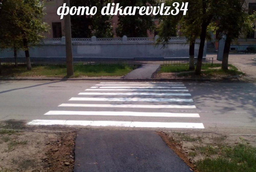У школы №1 Волжского появился новый пешеходный переход без знаков